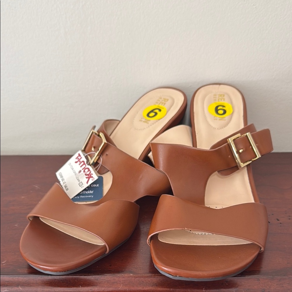 Kenneth Cole Reaction tan wedge sandal in size 9